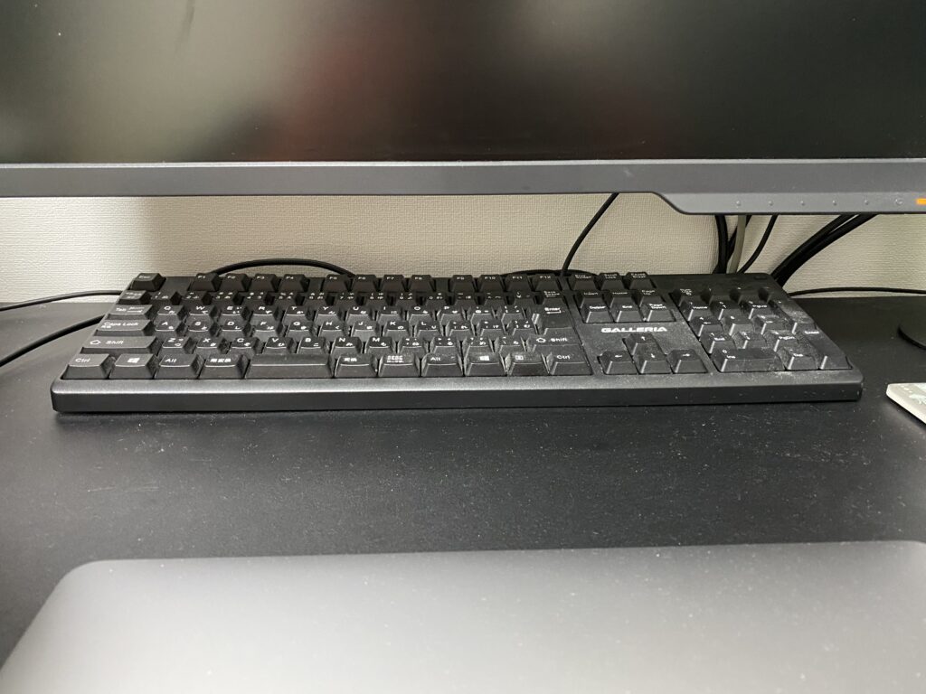 モニターアーム使用でキーボードをモニターの下に設置！