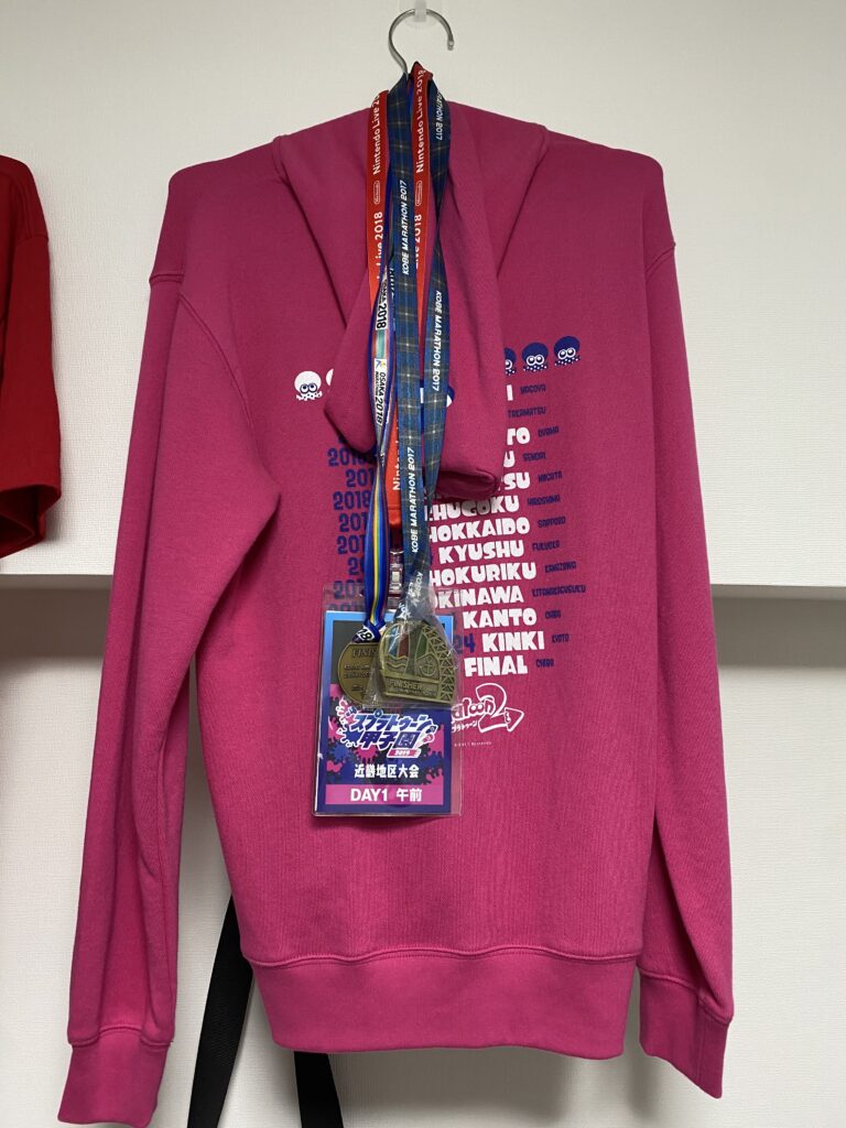 e-Sports大会のグッズとマラソン完走メダルをくりぴたフックで飾る